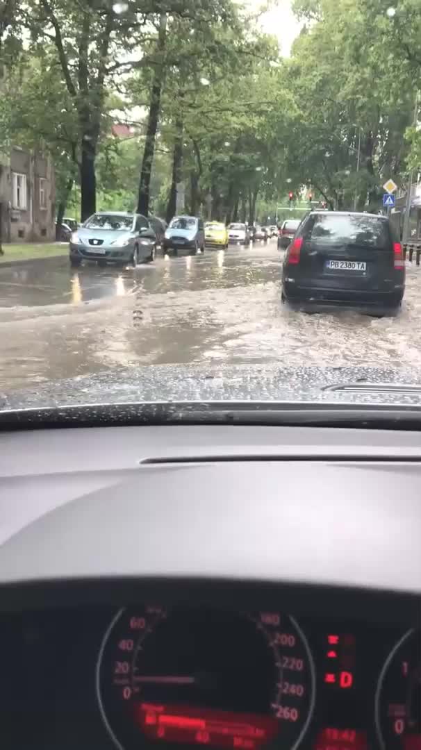 Наводнение на скоро ремонтиран булевард в Пловдив