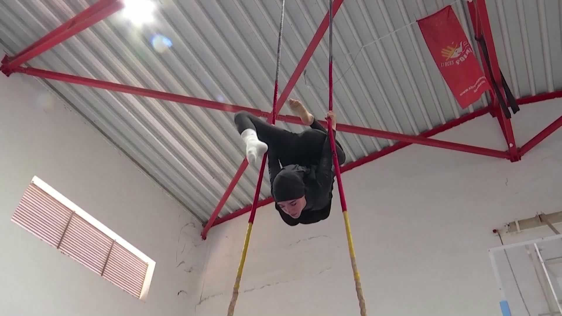 ДА НАРУШИШ ТАБУТАТА: Циркова артистка излиза с хиджаб на манежа (ВИДЕО)