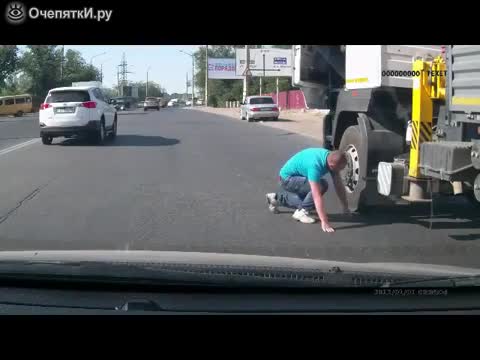 Мъж спасява малко котенце на пътя