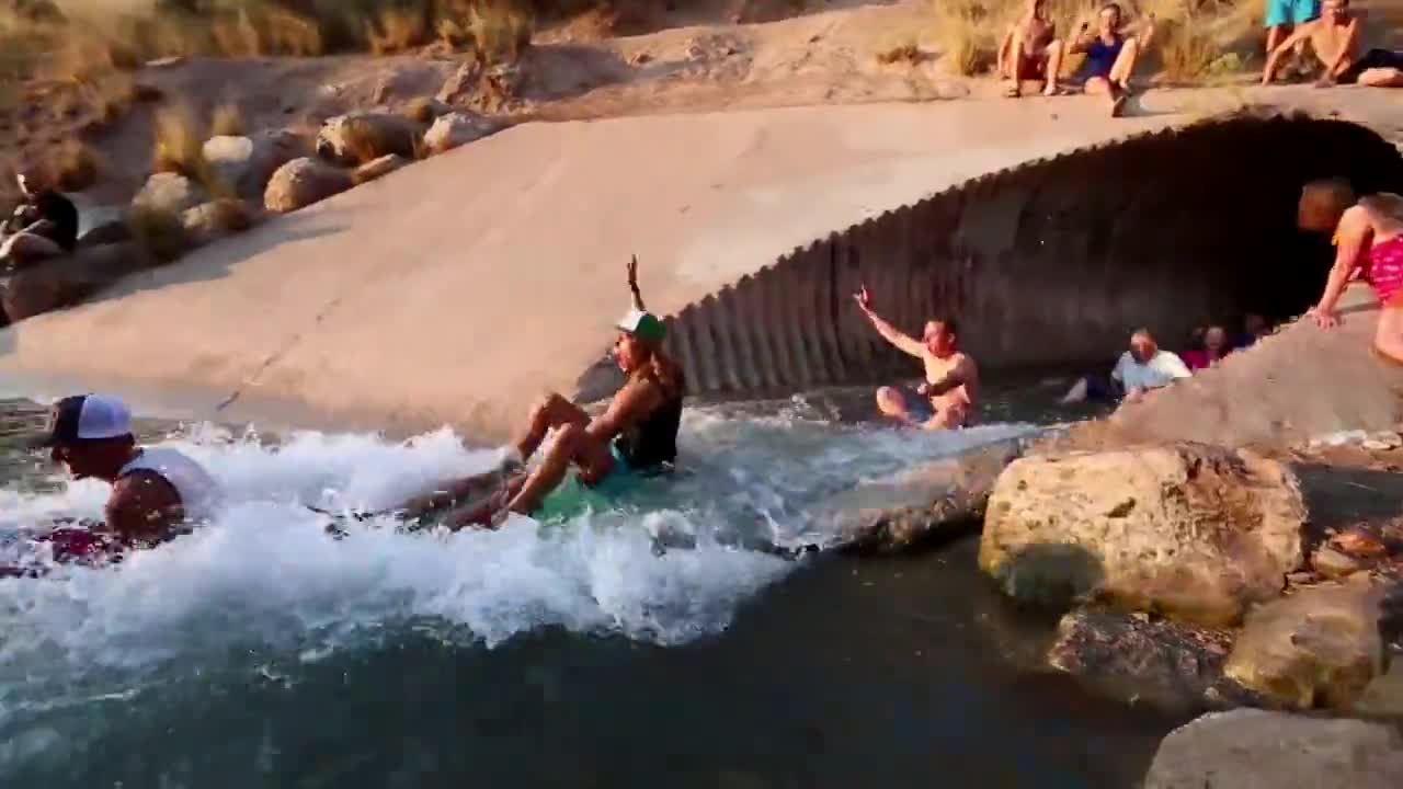 Лято е ! Щури водни забавления в канала ..