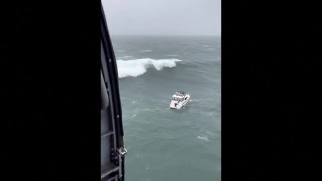 Спасиха мъж, след като корабът му се обърна край Орегон