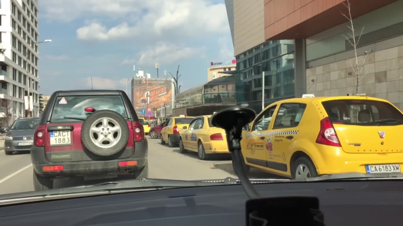 Такси стоянка преди светофар до мол "Парадайс"
