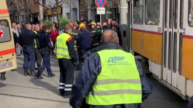 Трамвай излезе от релсите в София, блъсна жена