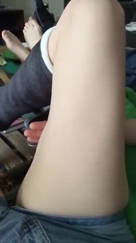 Момиче си друса бедрото на забавен кадър :)