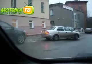 *смях* Ето го пак същия шофьор, ама с нова кола! Двойно повече смях и вече се разбира че е жена! 