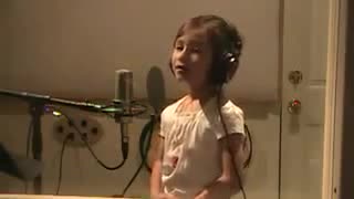 7 годишно момиче пее изумително Amazing Grace 