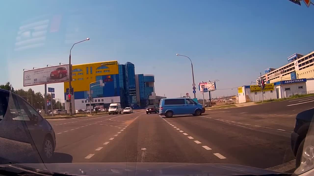 На този му е избягал буса и прекоси кръстовището без шофьор!
