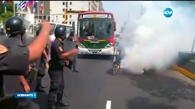 СБЛЪСЪЦИ В ПЕРУ: Протест на разголени дами разпръснат със сълзотворен газ