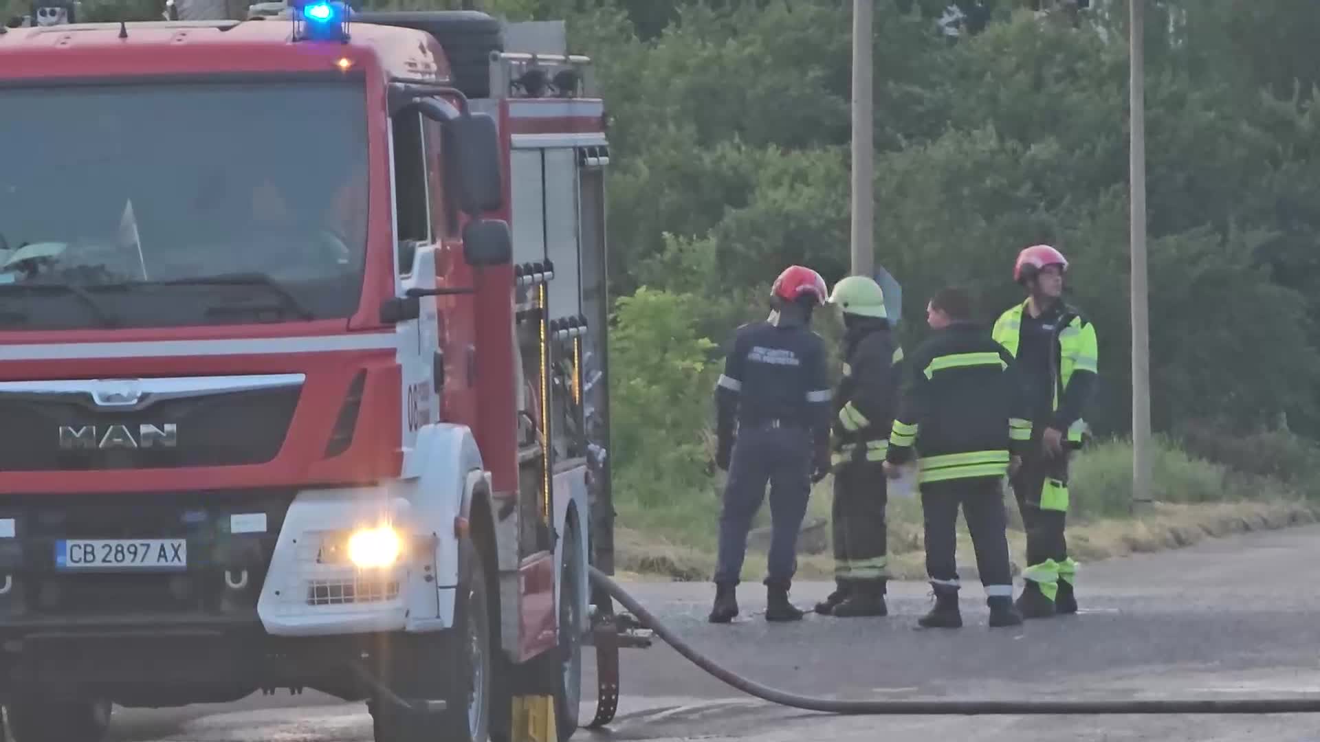 Кола се вряза в автобус в София, има жертва и тежко ранени
