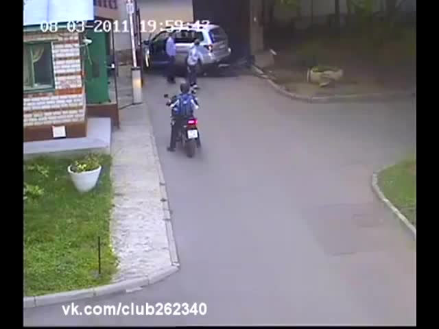 Невероятно добра жена шофьор о.0