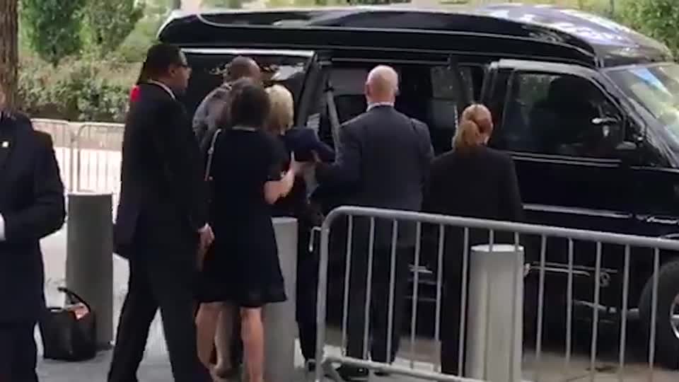 Хилари Клинтън колабира в ръцете на агентите от „Сикрет сървиз”