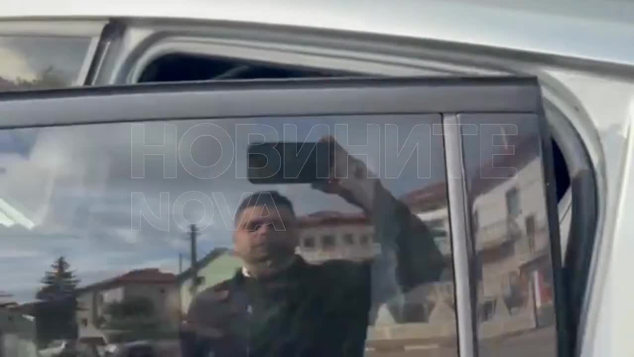 Изведоха с белезници бивш депутат при акцията в Констинброд