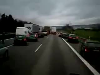 Ето как се прави път на пожарна в Германия по магистралата 