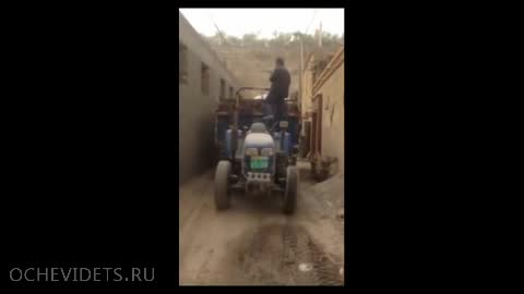 Китайски тракторист с умението си ,смело може да грабне приза шофьор на годината !