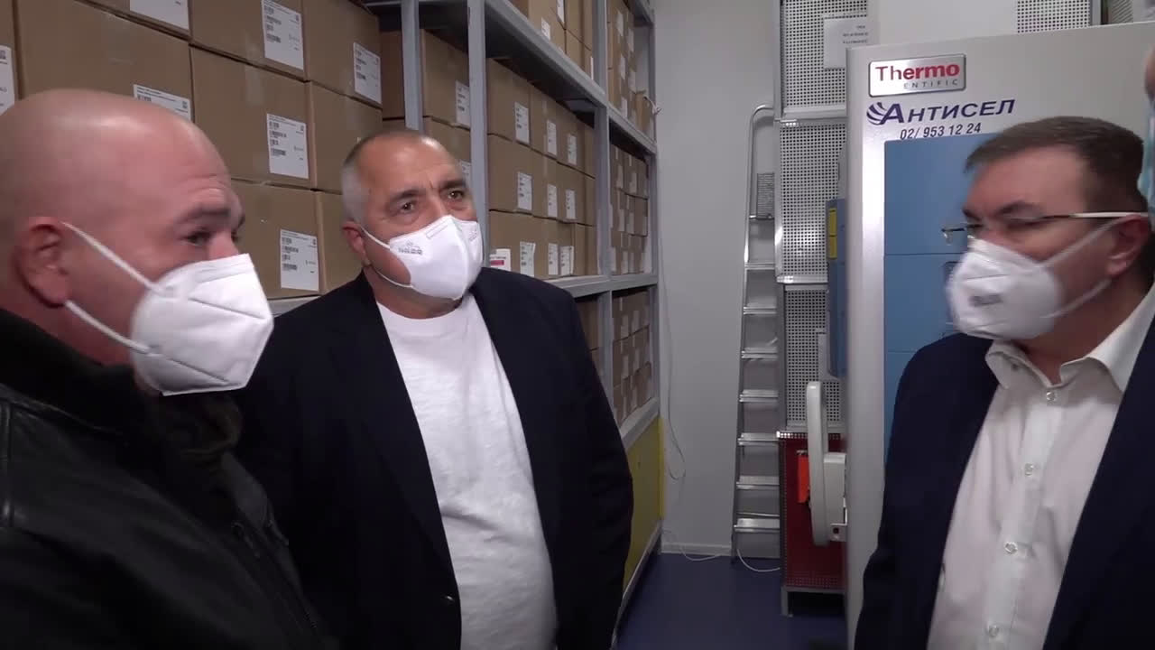Борисов и Щабът провериха хладилниците за ваксините срещу COVID-19