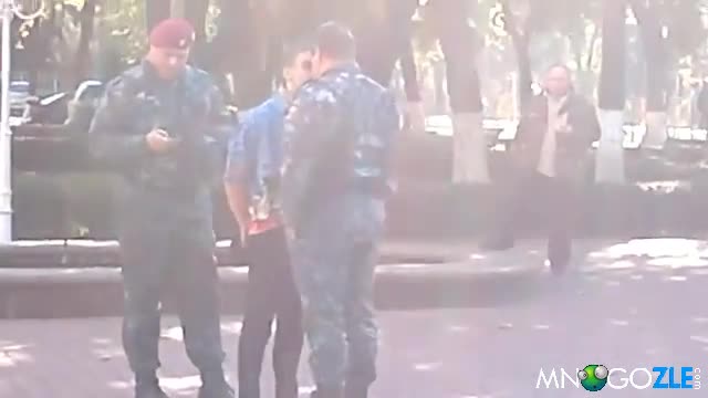 Момче набива двама полицаи
