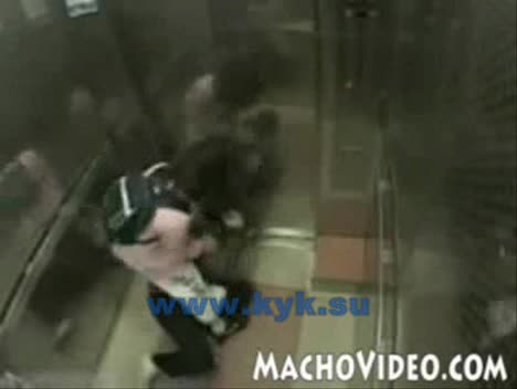 Маниак Напада Момиче В Асансьор