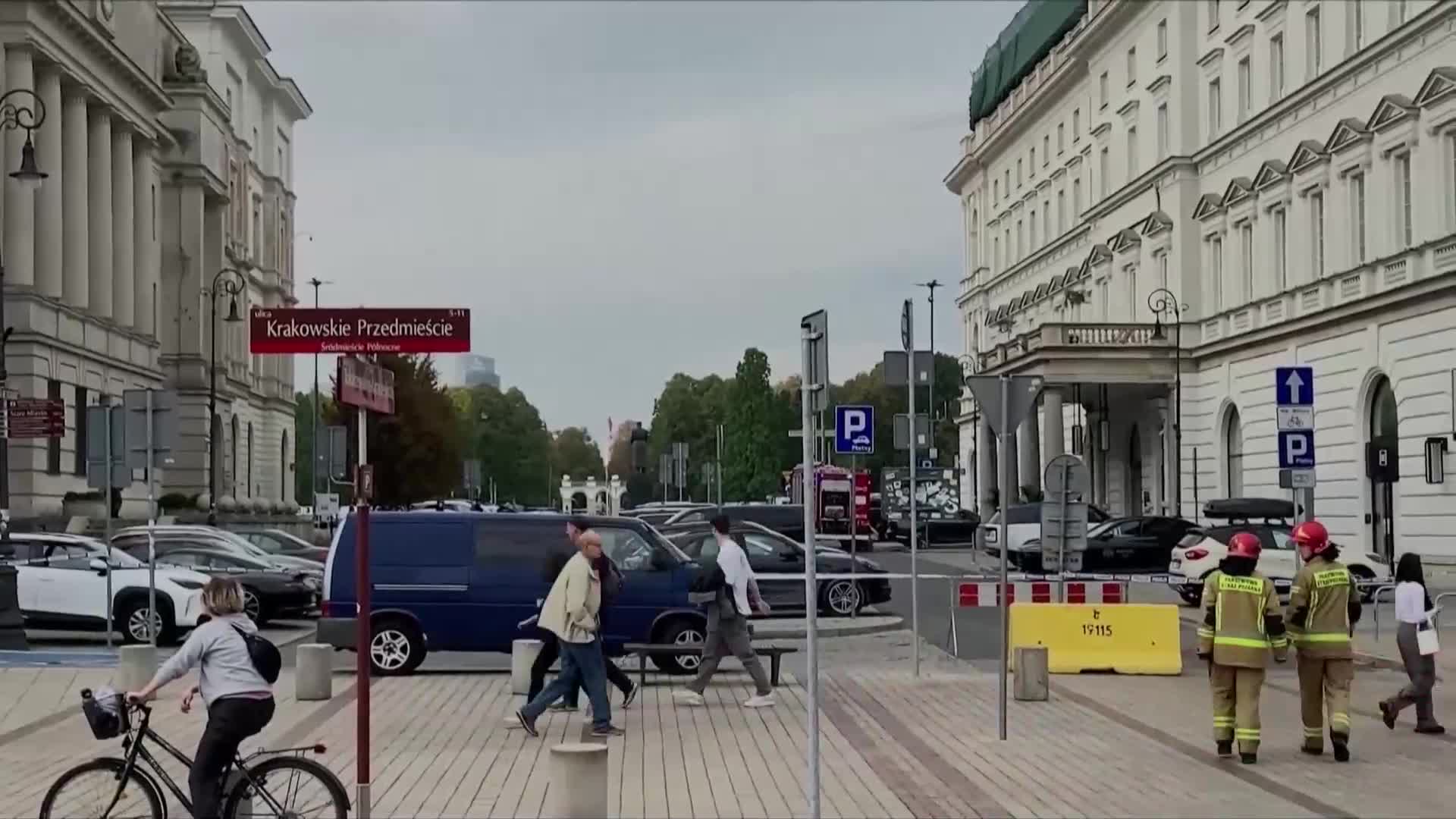 Отцепиха централен площад във Варшава заради бомбена заплаха (ВИДЕО)