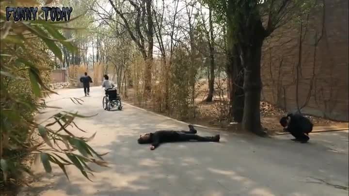 Реакцията на хората при заплаха с огнестрелно оръжие , скрита камера