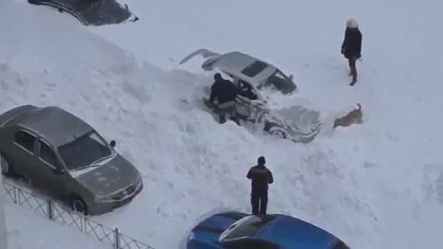 >Куче чисти сняг на паркинг в Русия