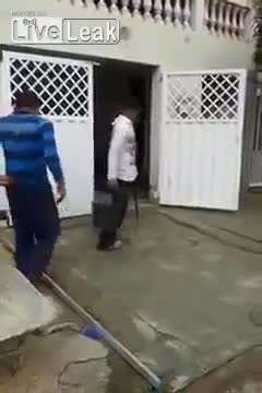 Невероятно момче работник със един крак