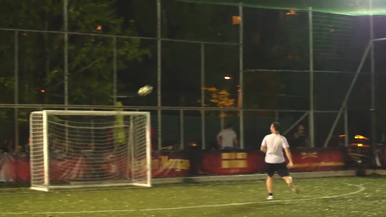 Капитан Морган и турнирът 1 vs 1 – жена бие мъж… на футбол!