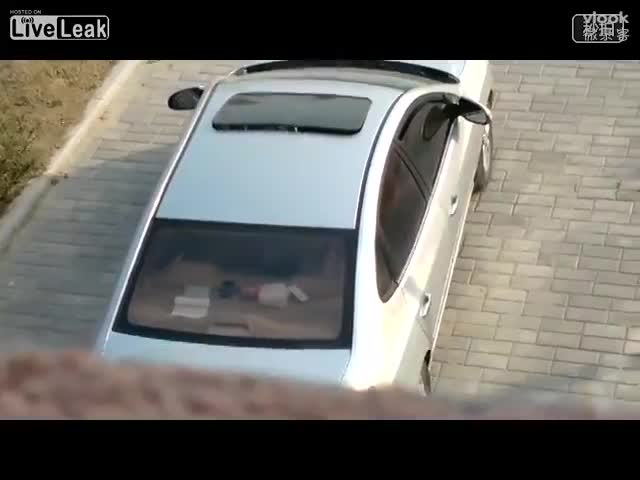 Двойка го правят в кола на алеята на жилищен блок