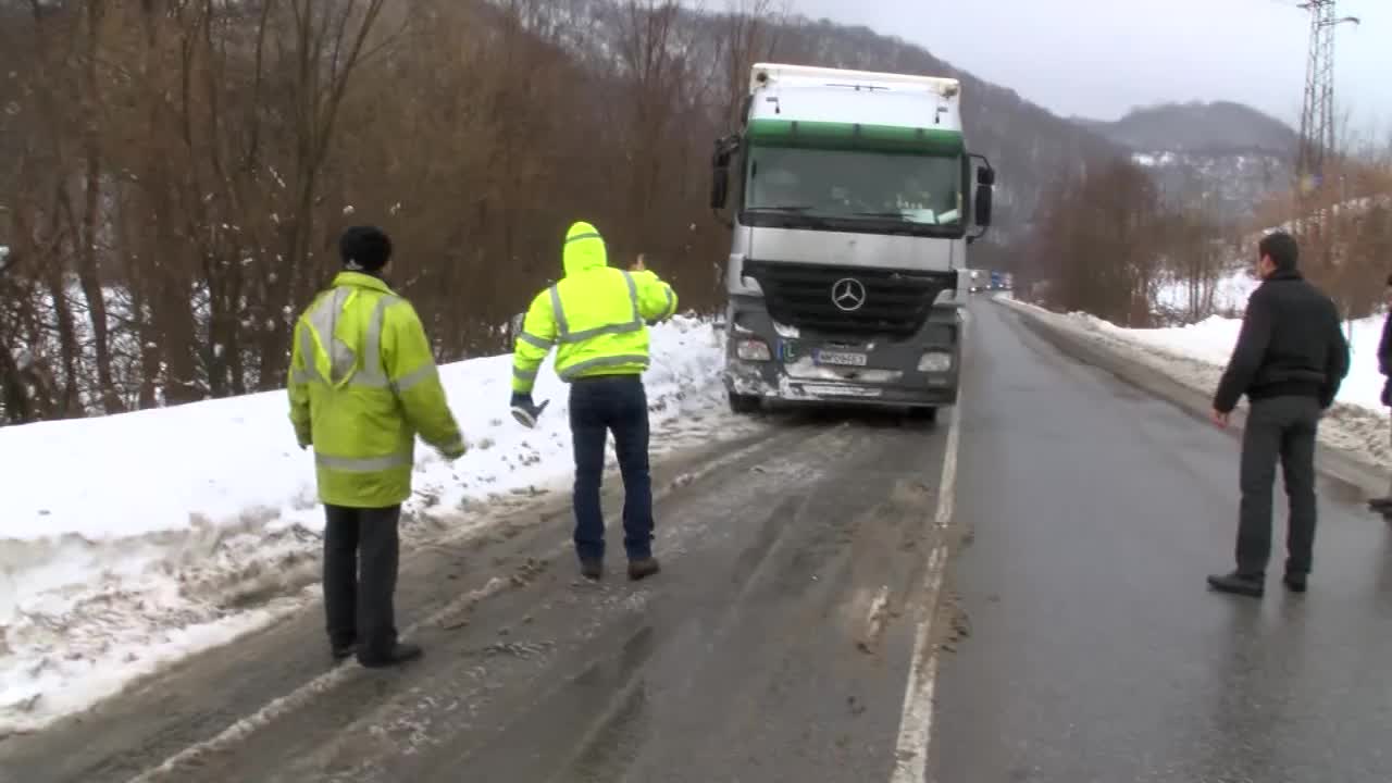 Шофьор на тир почина зад волана по време на движение