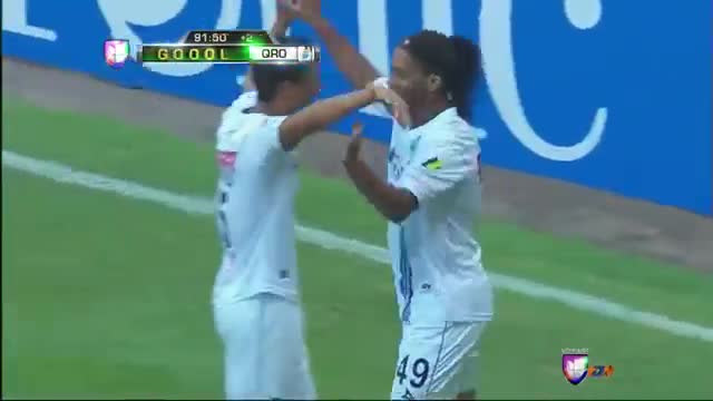 Роналдиньо влезе като резерва в края на мача и вкара два гола