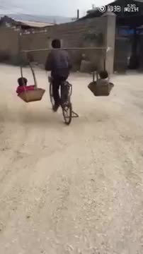 Нестандартен начин за превоз на деца на велосипед