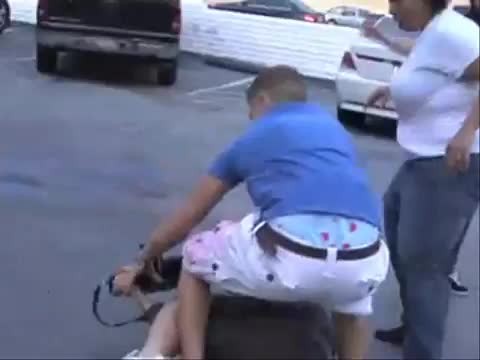 Лигльото счупи камерата на човек който го снима и дразни !