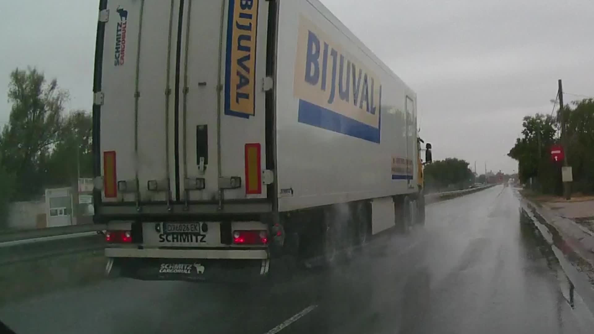 Тир с висока скорост и на червено