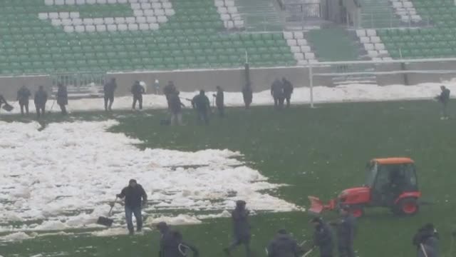 Почистване на снега от стадион "Лудогорец-Арена" за мача на националите
