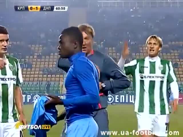 Един от най-странните червени картони, който се виждали!