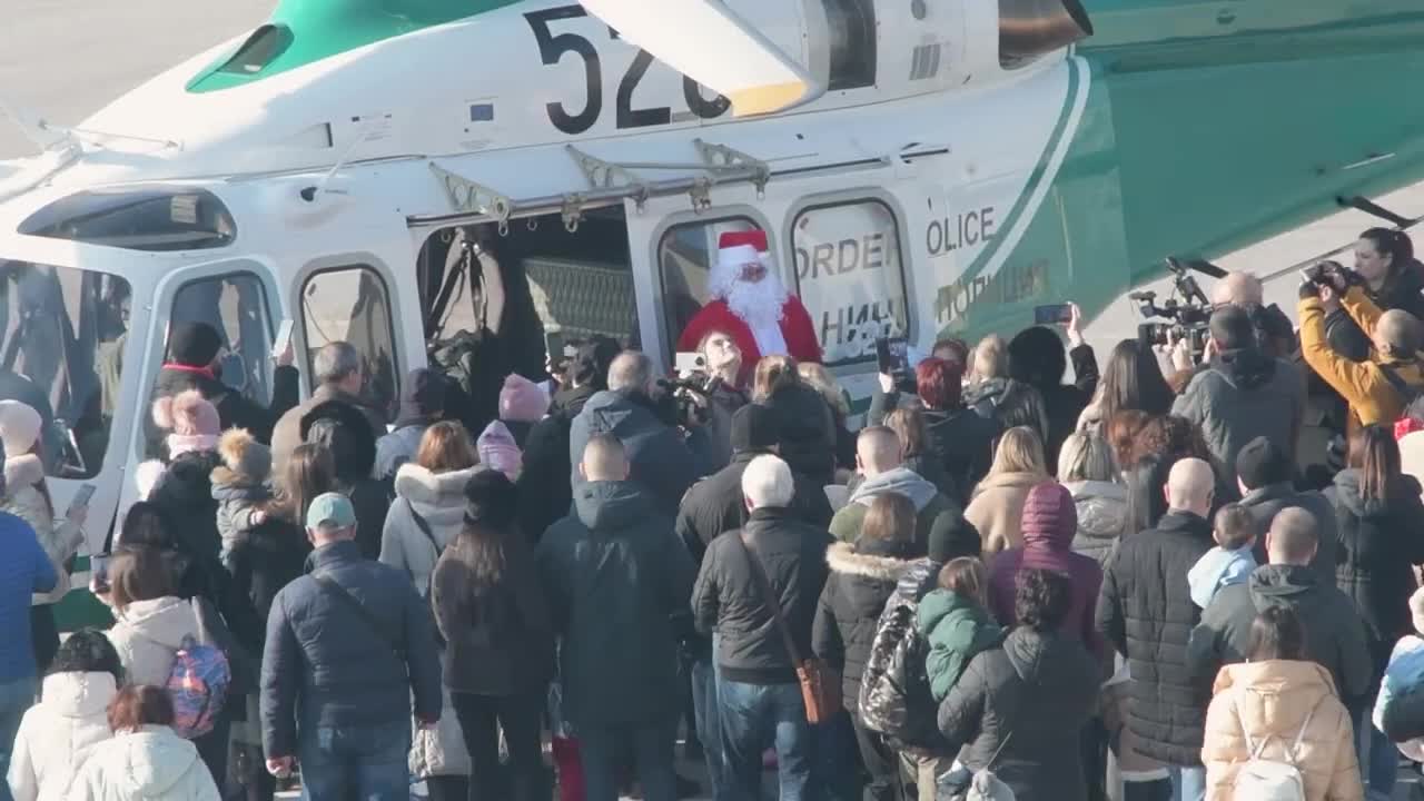 Снежанка, Дядо Коледа и четириноги герои донесоха коледно чудо за децата на служители на МВР