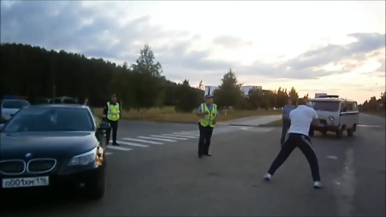 Руската полиция срещу пиян, безсмъртен руснак! Е и на тях там не им е никак лесно!