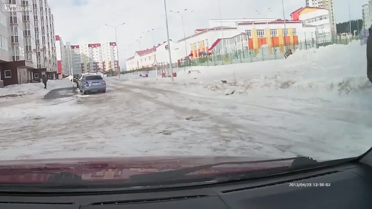 Вятъра е толкова силен, че изпрати този възрастен човек на неочаквано пътуване!