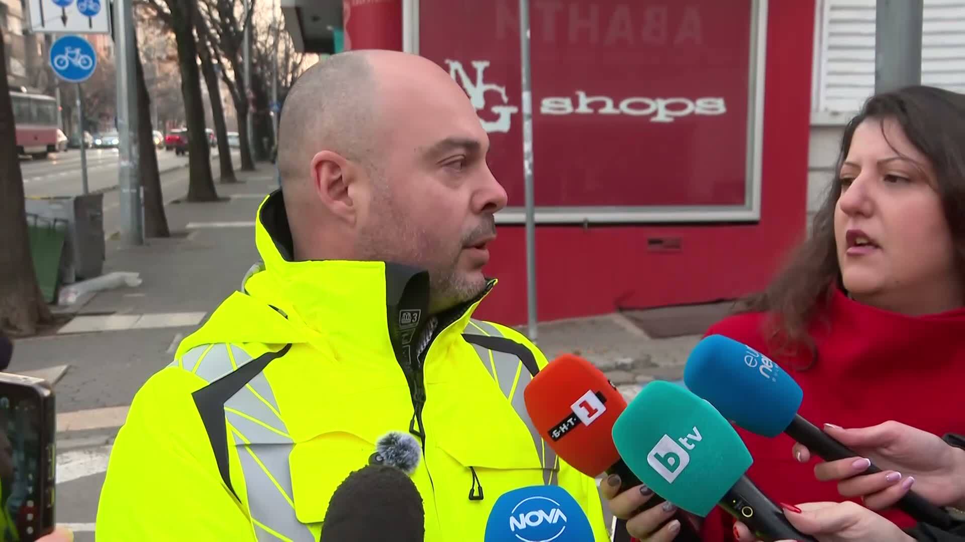 Счупени светофари, извадени павета и плочки: Столичният инспекторат оценява щетите след протеста