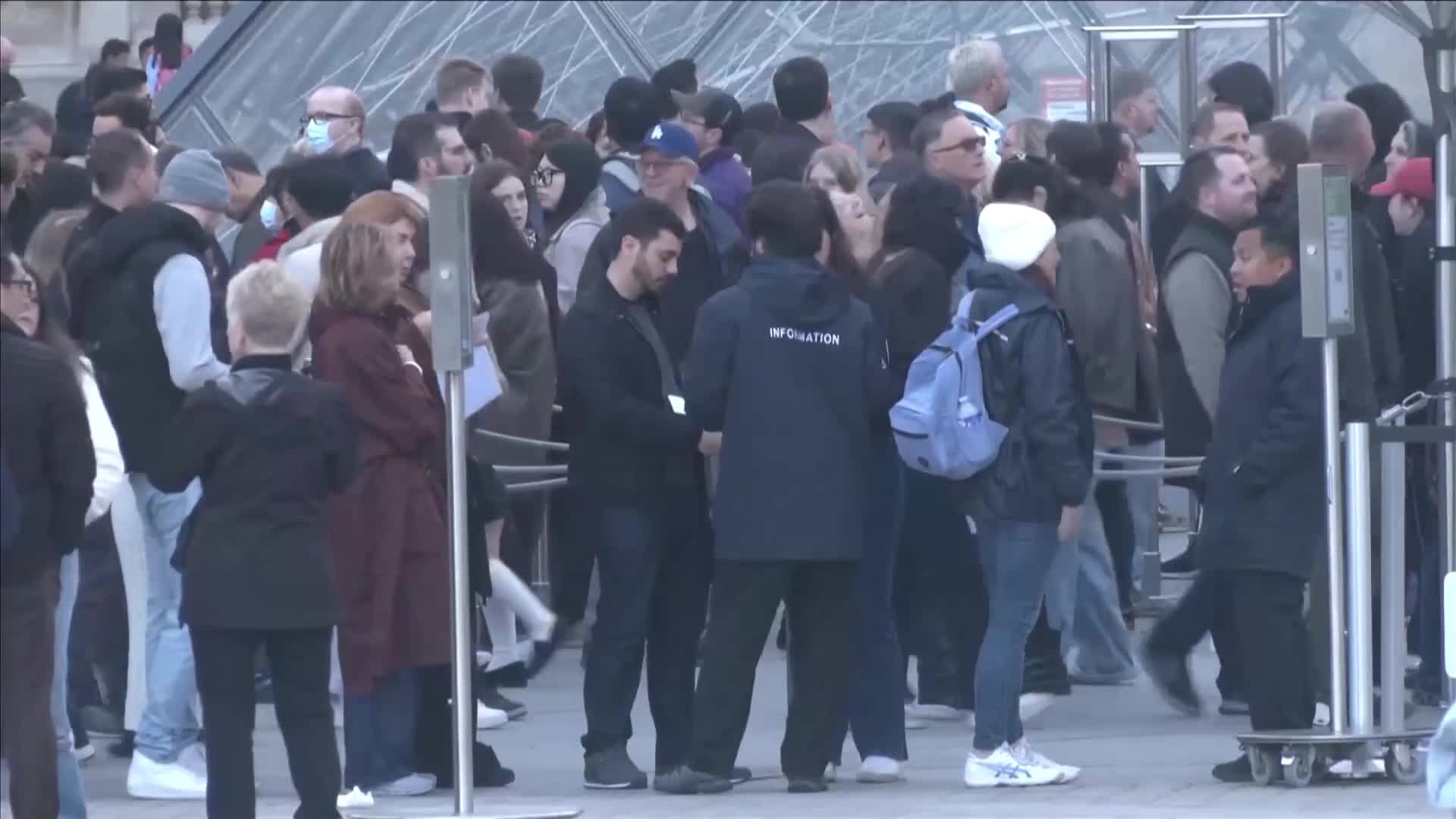 Лувърът отвори врати за първи път след кражбата на бижута