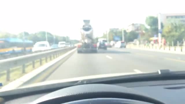 Бетоновоз с 95км/ч в лява лента на Цариградско