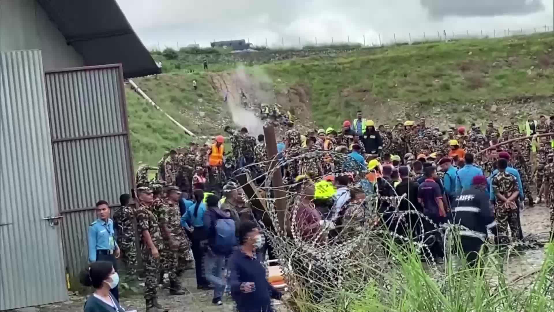 Самолет с 19 души на борда се разби в Катманду