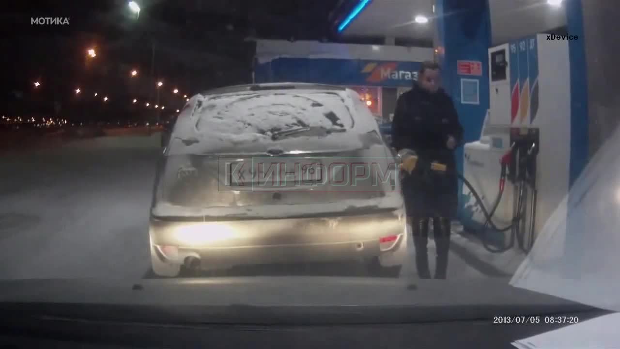 Екстремно глупава постъпка. Жена тества дали бензинът гори !