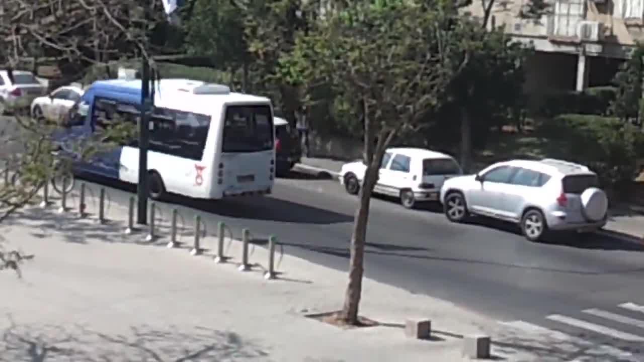 Хитър начин да запазиш място на улицата за паркиране!