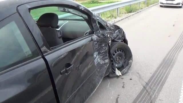 Тир удари аварирал автомобил на АМ "Струма" (СНИМКИ)