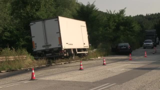 Петима румънци ранени при челен удар между кола и камион