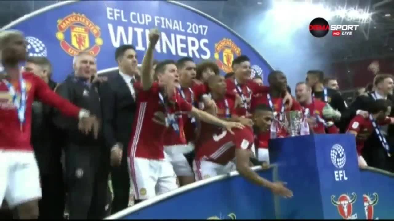 Юнайтед вдигна трофея!