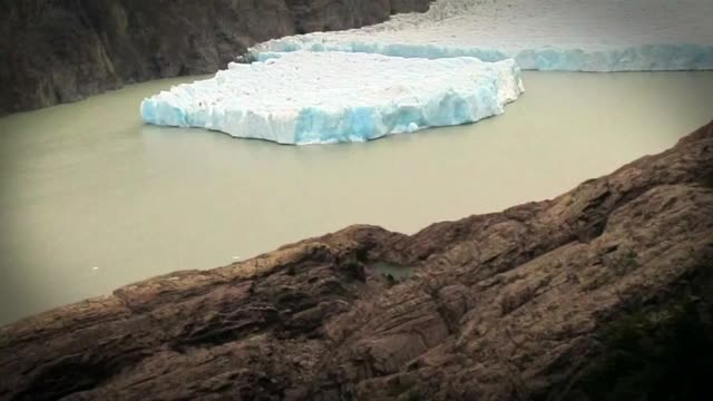 Голям айсберг се отчупи от ледник в Чили