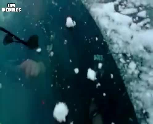 Дъжд от снежни топки върху Полицейска кола 