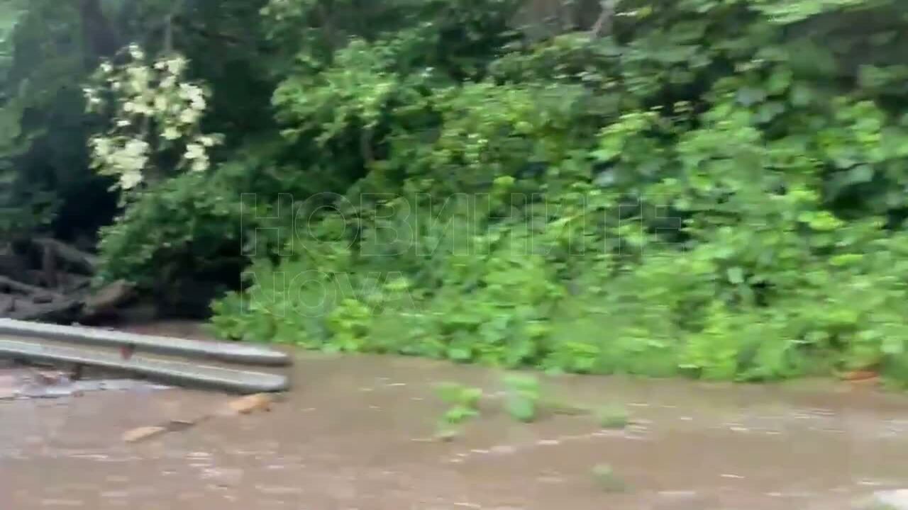 Проливен дъжд наводни Прохода на републиката в района на село Пчелиново