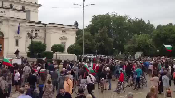 На Кафе Пред Народното Събрание - Близо 1000 души